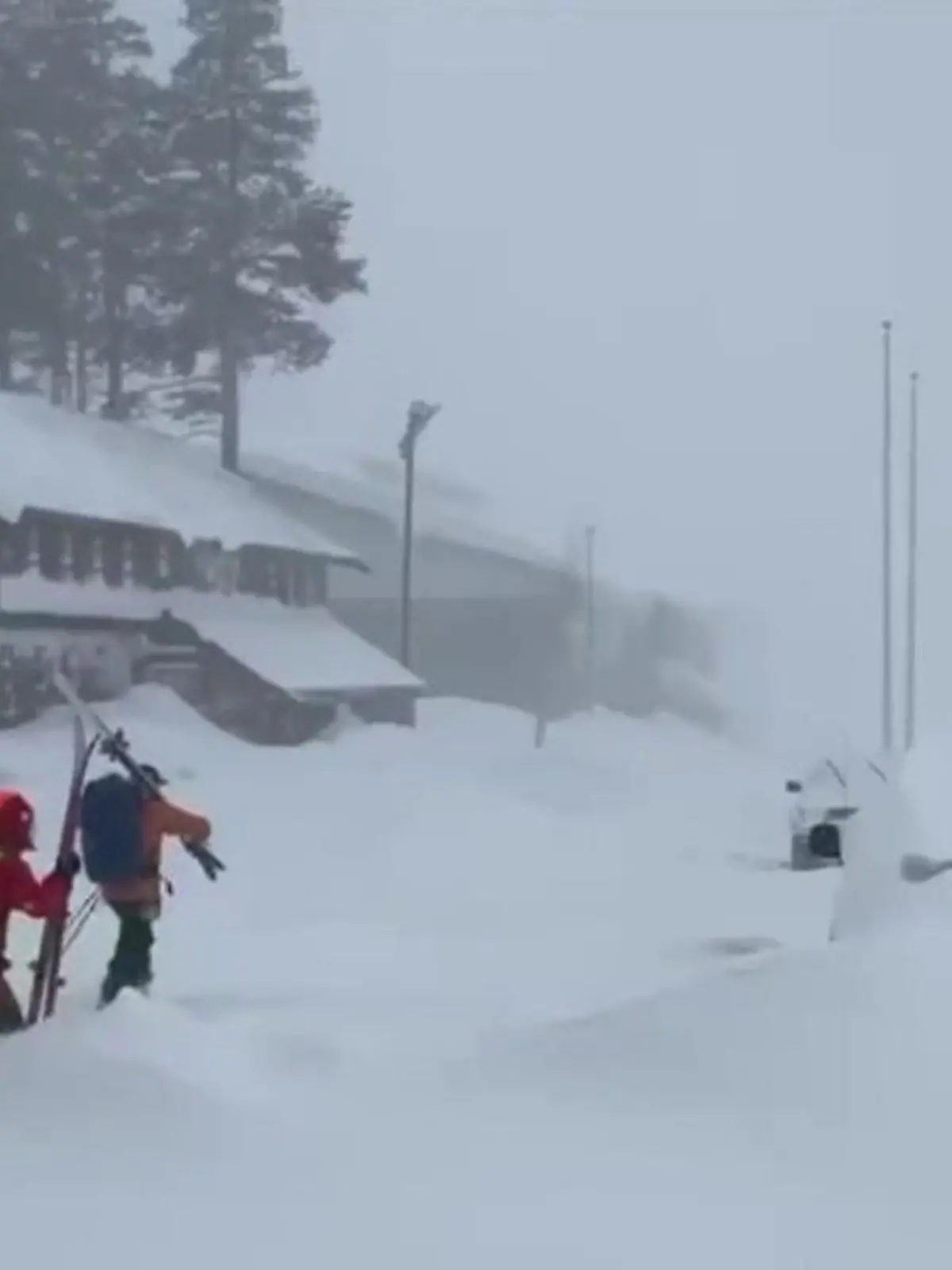 Bild zu: "Trotz Wetterwarnungen auf der Piste! XXL-Lawine verschluckt 15 Menschen"