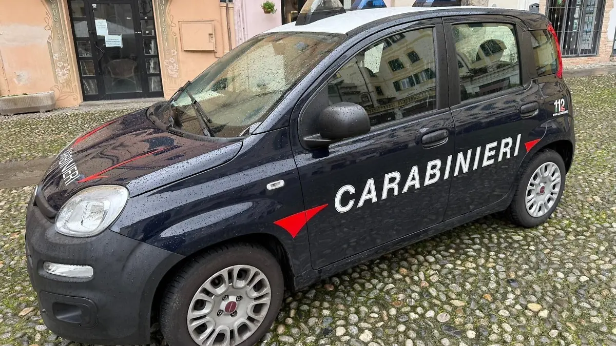Ein Auto der italienischen Carabinieri steht auf einem platz.