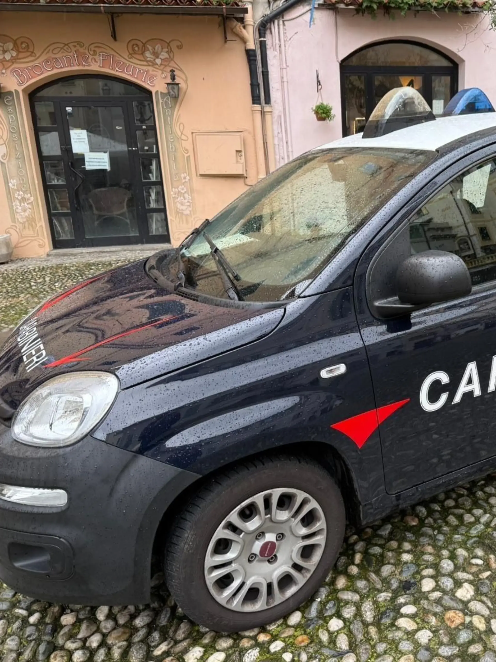 Ein Auto der italienischen Carabinieri steht auf einem platz.