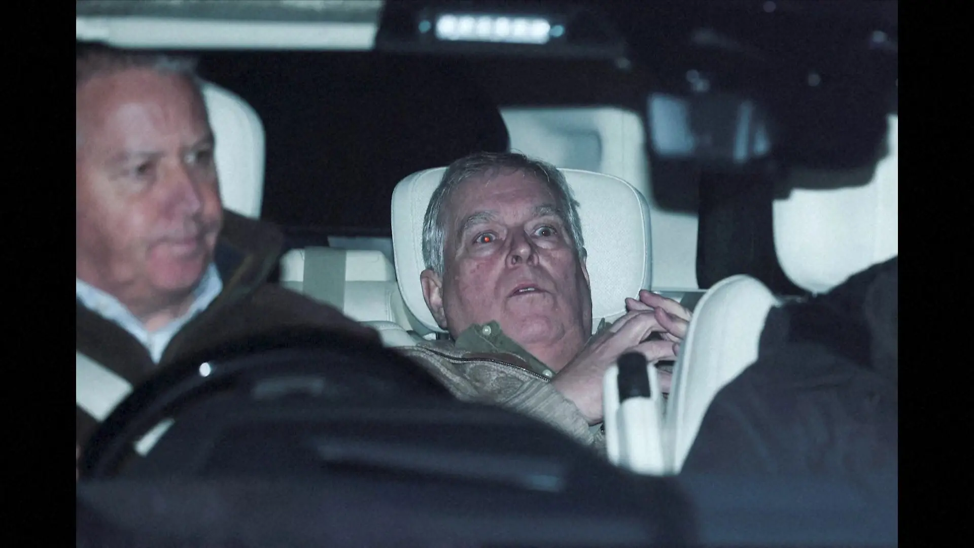 Der sichtlich mitgenommene Andrew Mountbatten-Windsor wurde am Tag seiner Festnahme wieder freigelassen.