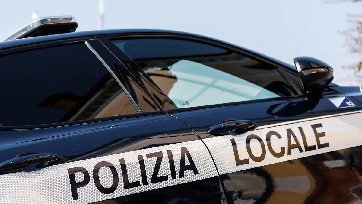 Ein Einsatzfahrzeug der italienischen Polizei mit der Aufschrift „Polizia Locale“ steht in Bardolino am Gardasee in Italien. Die Polizia Municipale (auch Polizia Locale oder Polizia Comunale) ist die zivile italienische Gemeindepolizei.