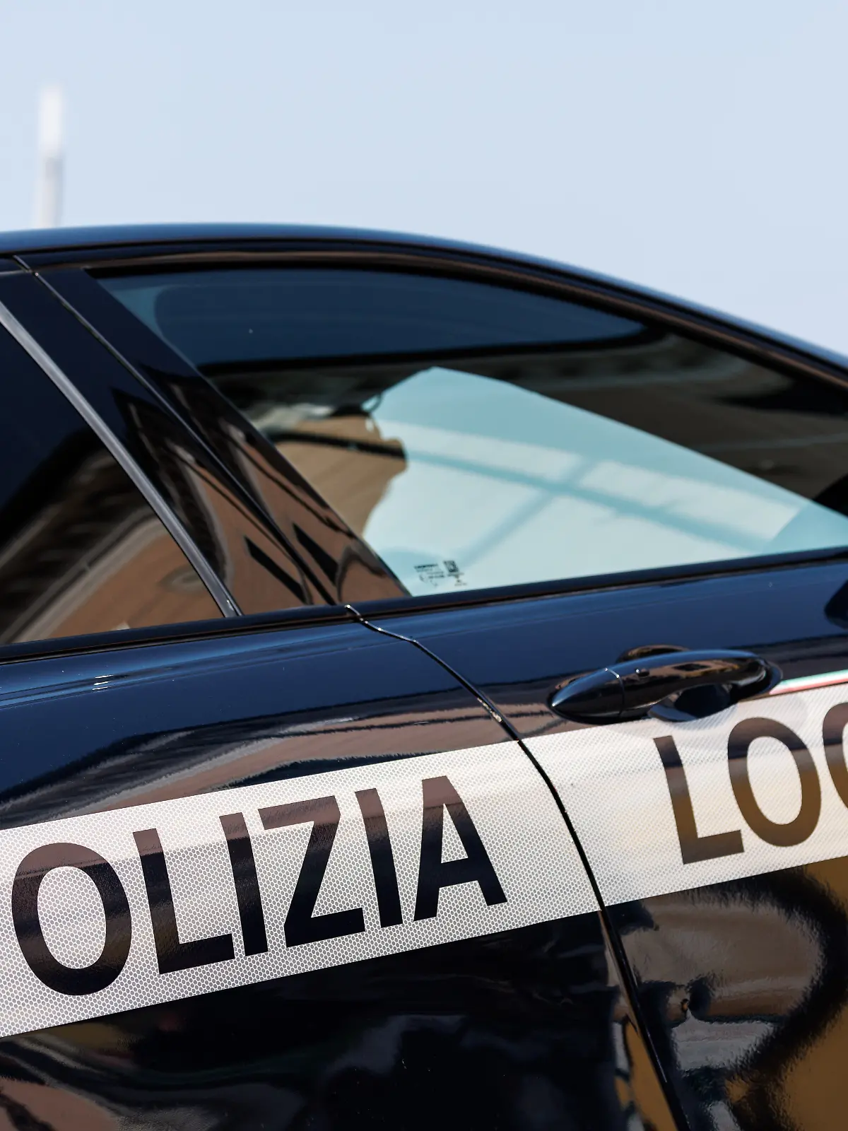 Ein Einsatzfahrzeug der italienischen Polizei mit der Aufschrift „Polizia Locale“ steht in Bardolino am Gardasee in Italien. Die Polizia Municipale (auch Polizia Locale oder Polizia Comunale) ist die zivile italienische Gemeindepolizei.