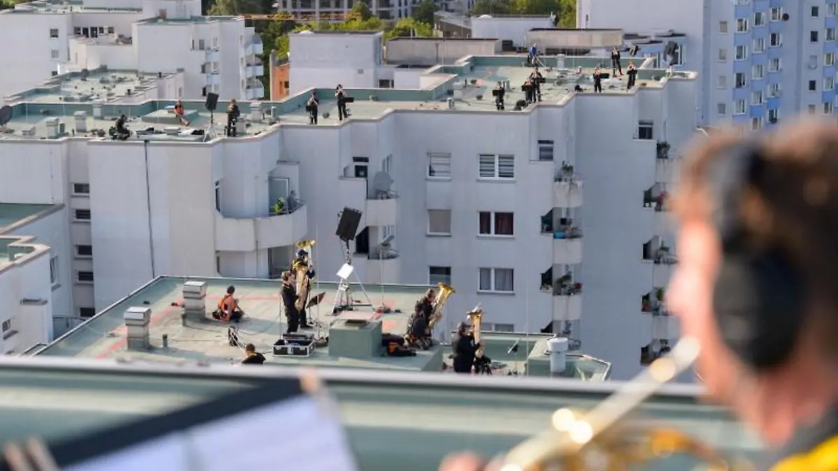 Blasmusiker spielen auf den Dächern von Hochhäusern