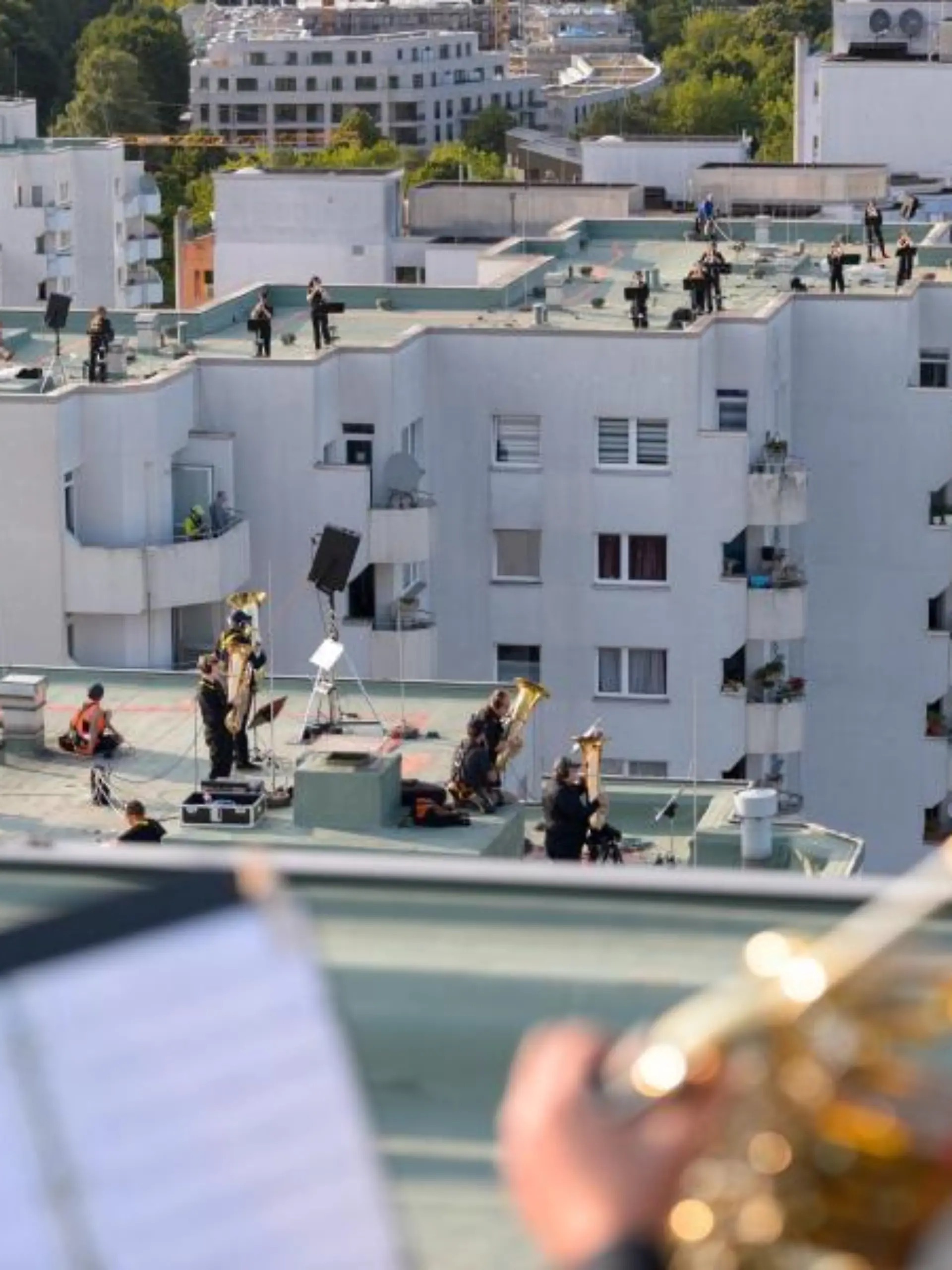 Blasmusiker spielen auf den Dächern von Hochhäusern