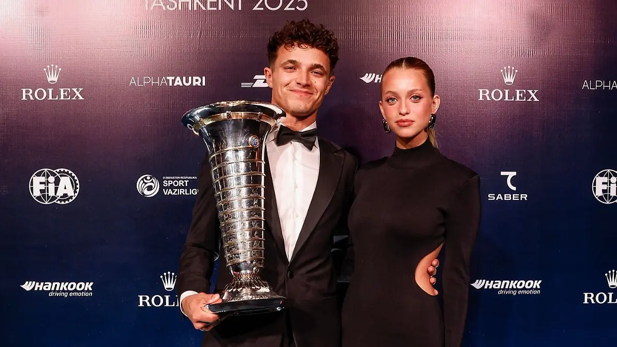 Lando Norris und Margarida Corceiro strahlen im Dezember 2025 mit dem WM-Pokal. Jetzt, nur zwei Monate später, soll alles aus sein.