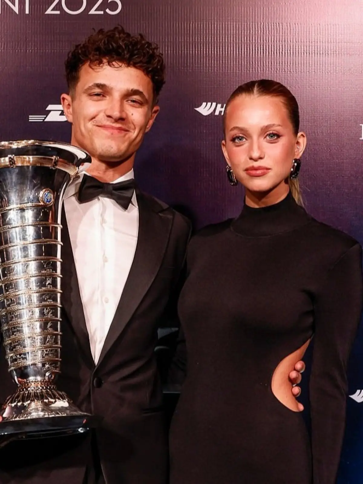 Lando Norris und Margarida Corceiro strahlen im Dezember 2025 mit dem WM-Pokal. Jetzt, nur zwei Monate später, soll alles aus sein.