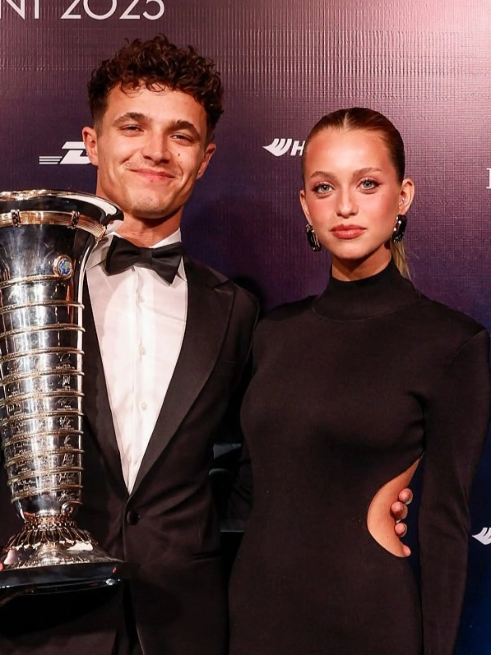 Lando Norris und Margarida Corceiro strahlen im Dezember 2025 mit dem WM-Pokal. Jetzt, nur zwei Monate später, soll alles aus sein.