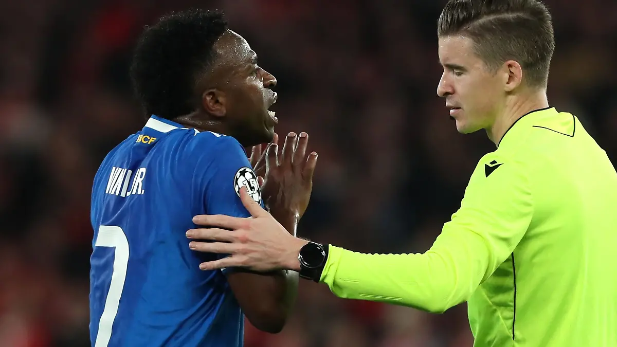 Real Madrids Vinícius Junior im Gespräch mit Schiedsrichter Francois Letexier.