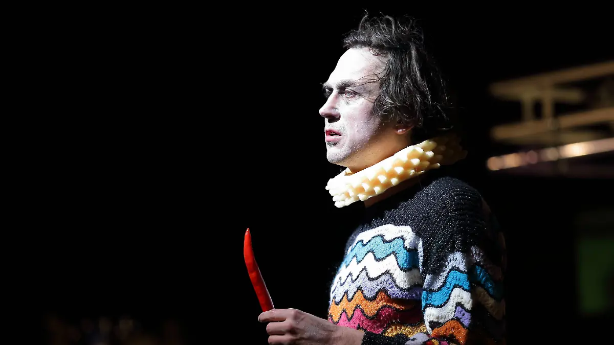 Lars Eidinger hat eine Zuschauerin am Kopf verletzt.