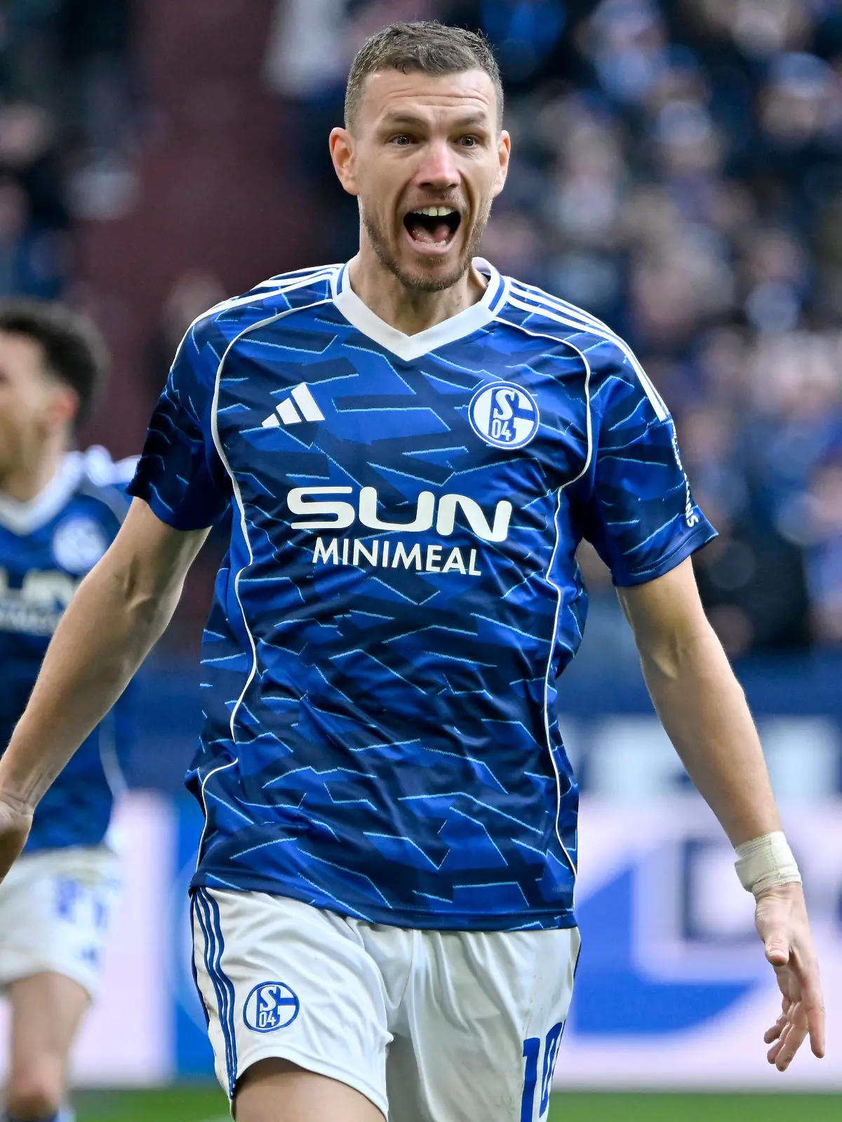 Jubelt Edin Džeko am Samstag wieder? Das Topspiel der 2. Bundesliga FC Schalke 04 gegen 1. FC Magdeburg seht ihr bei RTL im Free-TV oder auf RTL+ online im Livestream