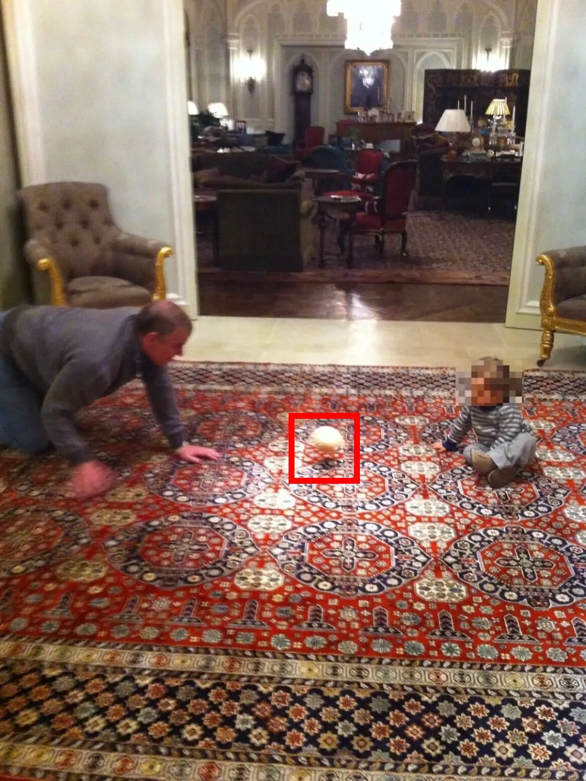 Andrew Mountbatten-Windsor und ein Kind spielen mit einem Ball, der aussieht wie eine weibliche Brust