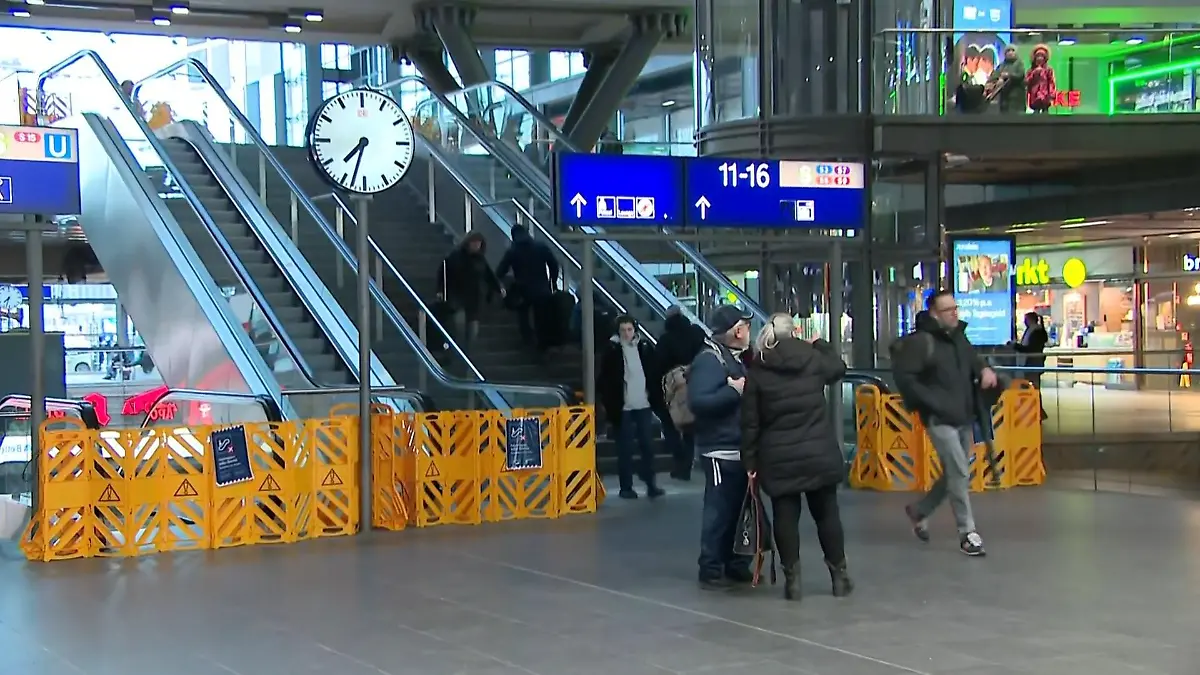 Die Bahn kann nicht mal mehr Rolltreppe! Fast alle am Berliner Hauptbahnhof außer Betrieb Reisende müssen schleppen