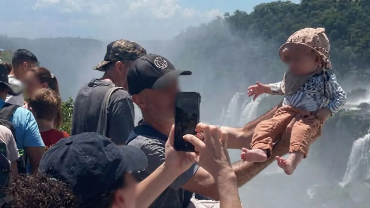 Vater hält Baby über den Abgrund 