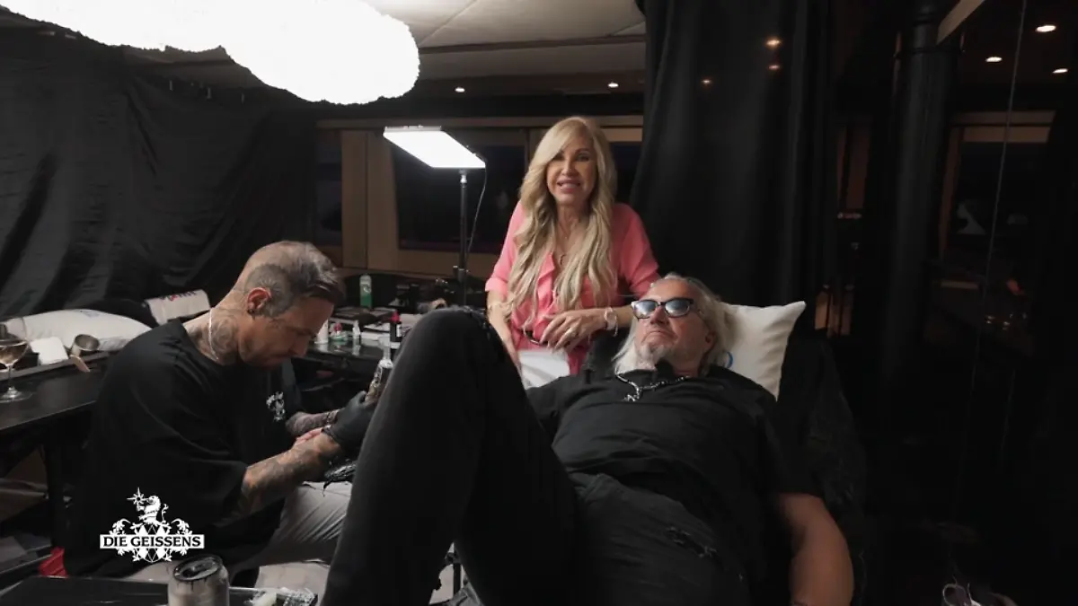 Er macht es wirklich. Robert Geiss lässt sich tätowieren