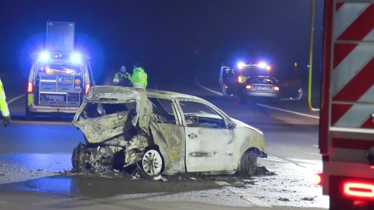 Der VW Polo von Mutter und Tochter brannte nach dem Unfall aus.