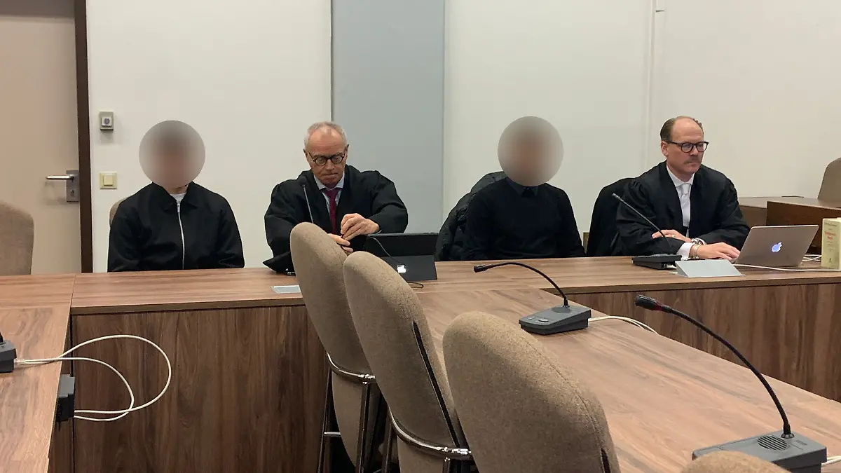 Die Angeklagten Winzent S. (l.) und Vladislav F. mit ihren Anwälten.