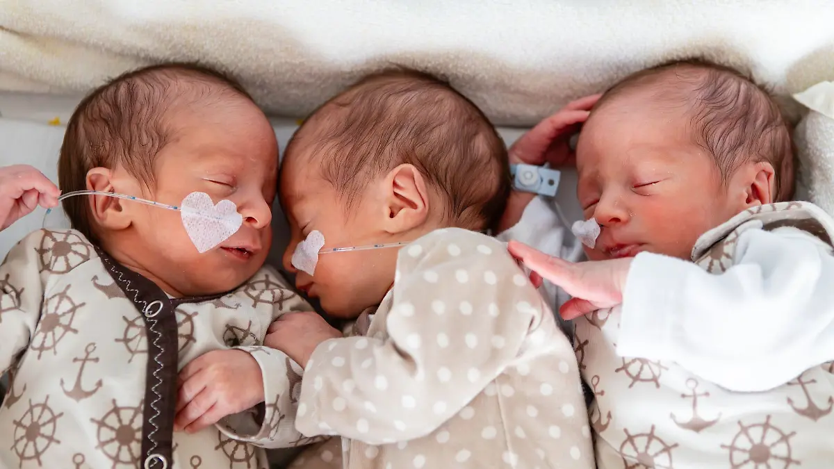 Im Klinikum Bamberg hat eine Mutter eineiige Drillinge zur Welt gebracht.