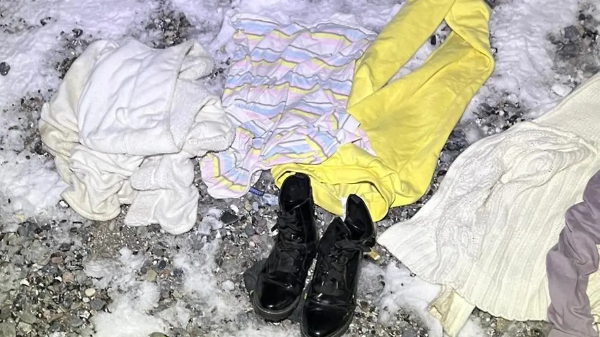 Diese Kleidung wird am Strand gefunden. Wer erkennt diese Sachen und weiß, wo die Besitzerin ist?