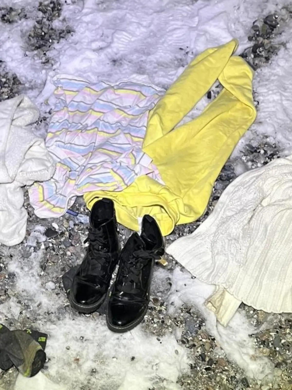 Diese Kleidung wird am Strand gefunden. Wer erkennt diese Sachen und weiß, wo die Besitzerin ist?