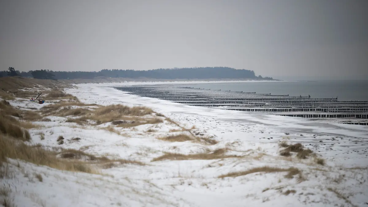 Am Strand von Hiddensee suchen Rettungskräfte stundenlang nach der Vermissten.
