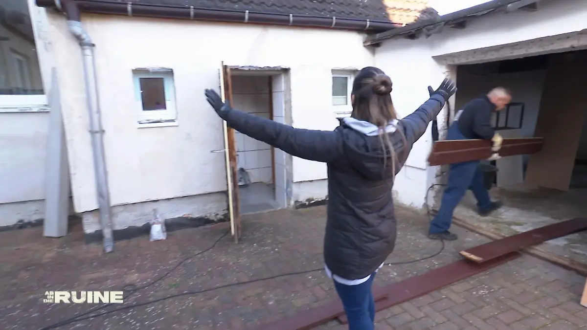 Bild zu: "Karo und Tim wollen aus dem Innenhof ein Wohnzimmer machen"