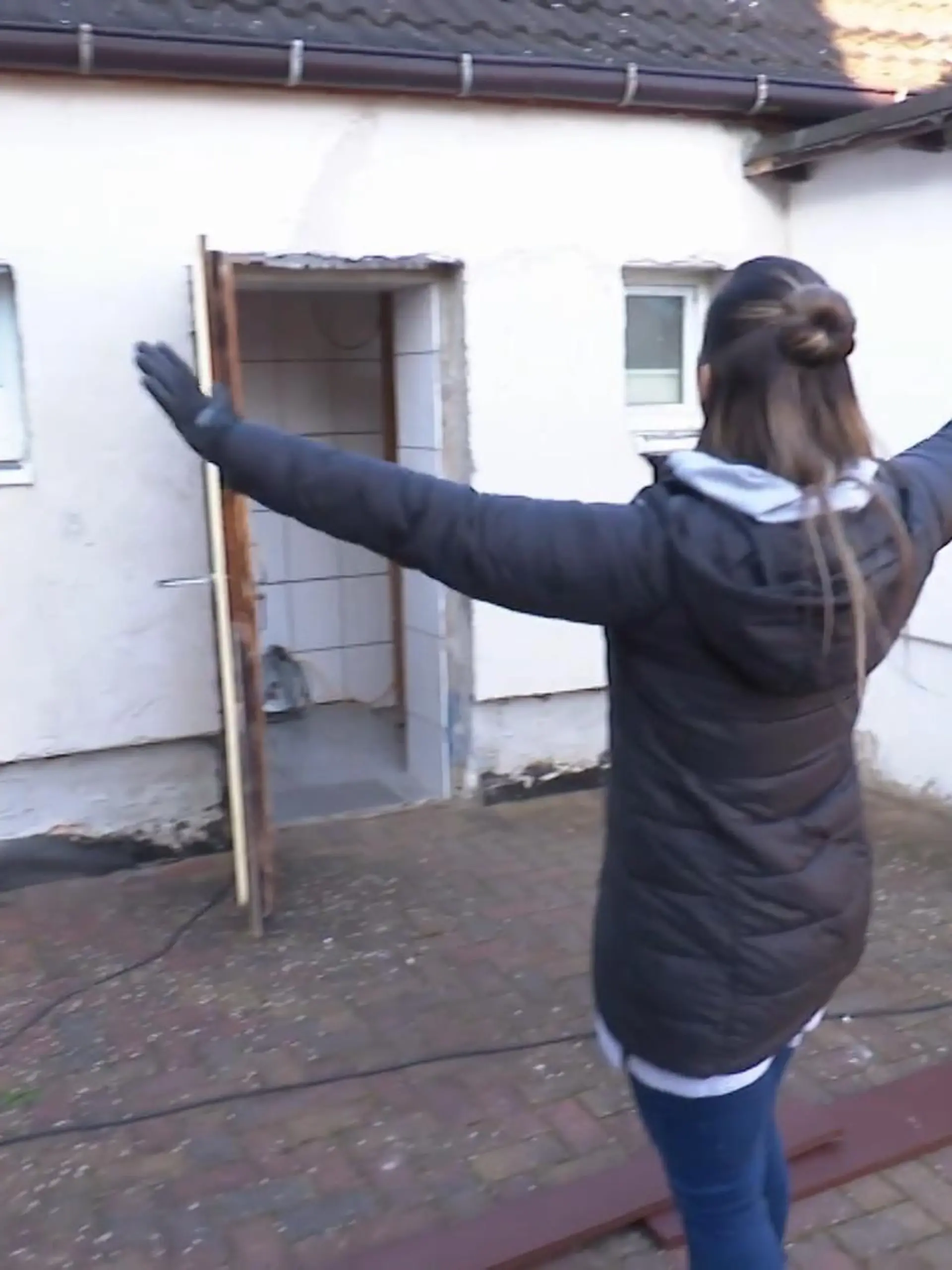 Bild zu: "Karo und Tim wollen aus dem Innenhof ein Wohnzimmer machen"