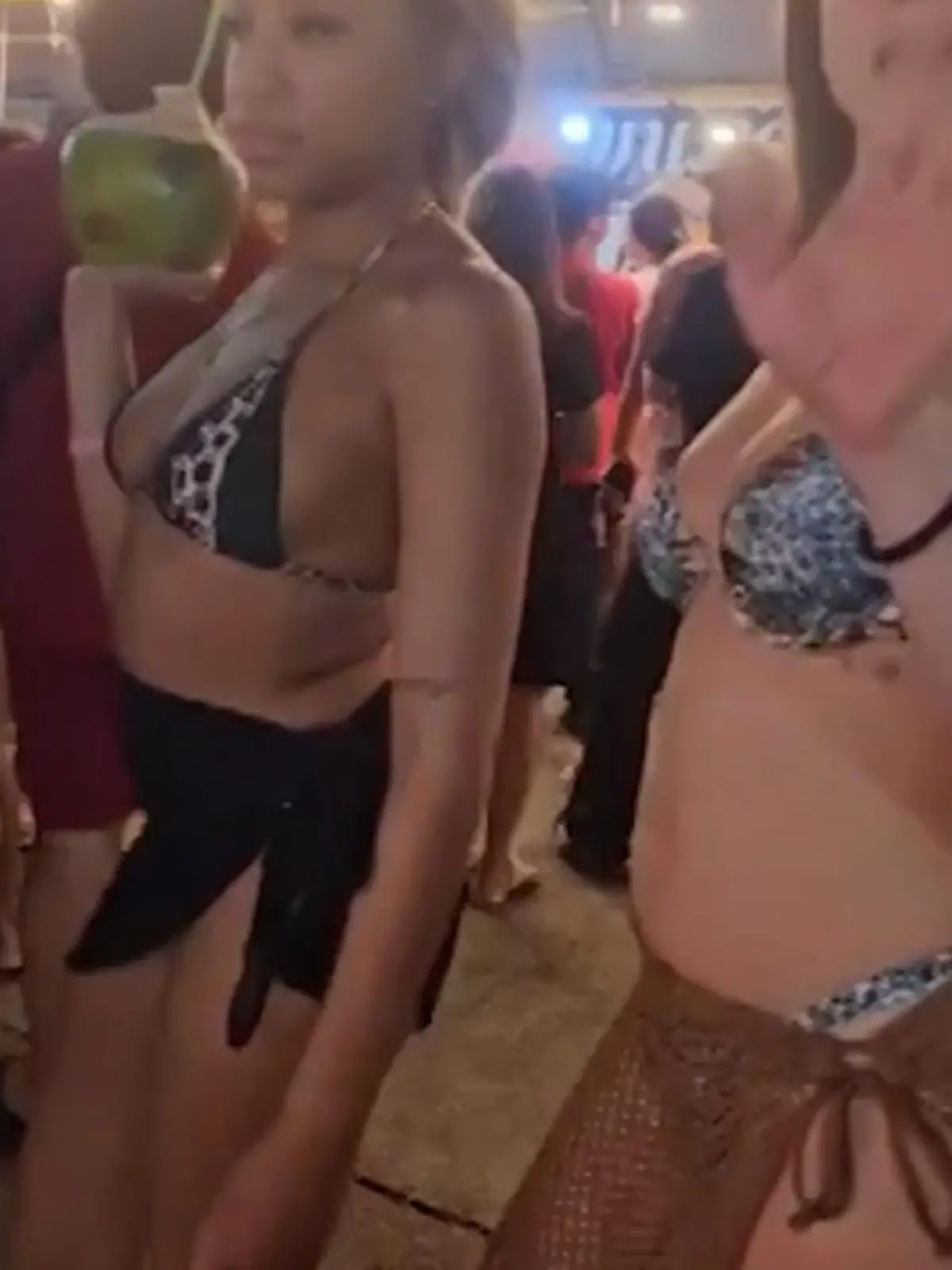 Bild zu: "Touris zu sexy?! Einheimische wollen sie rausschmeißen – weil sie DAS tragen!"