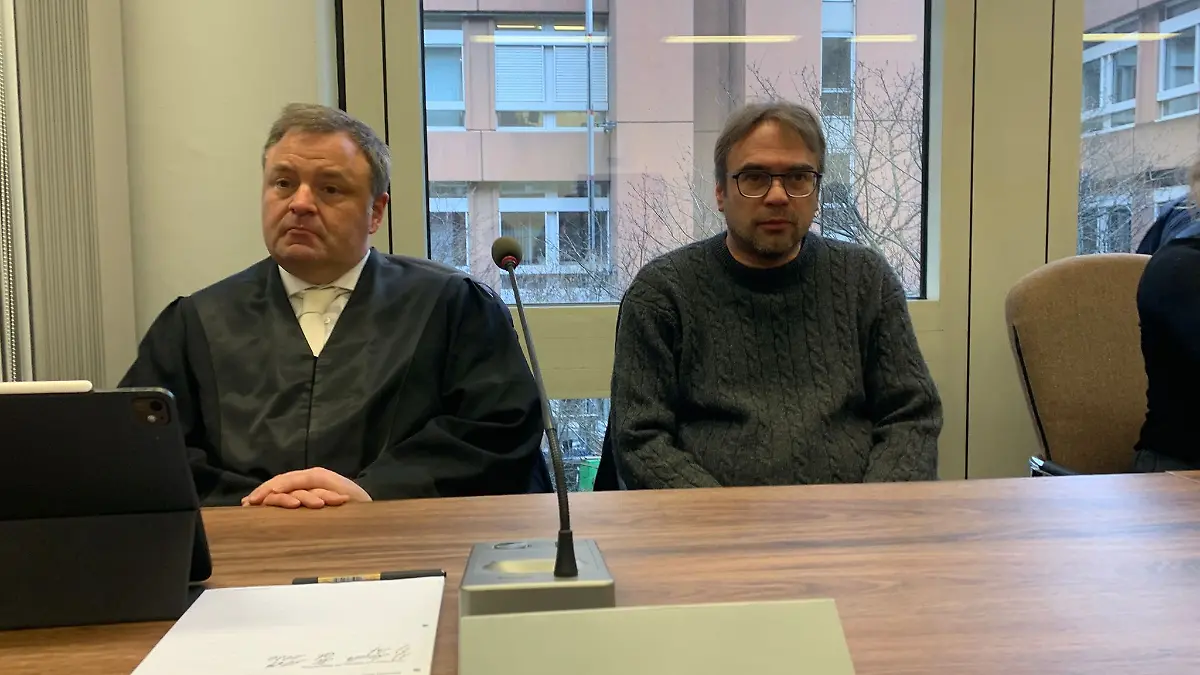 Vater Andreas W. (r.) wendet den Blick nicht von den Angeklagten ab.