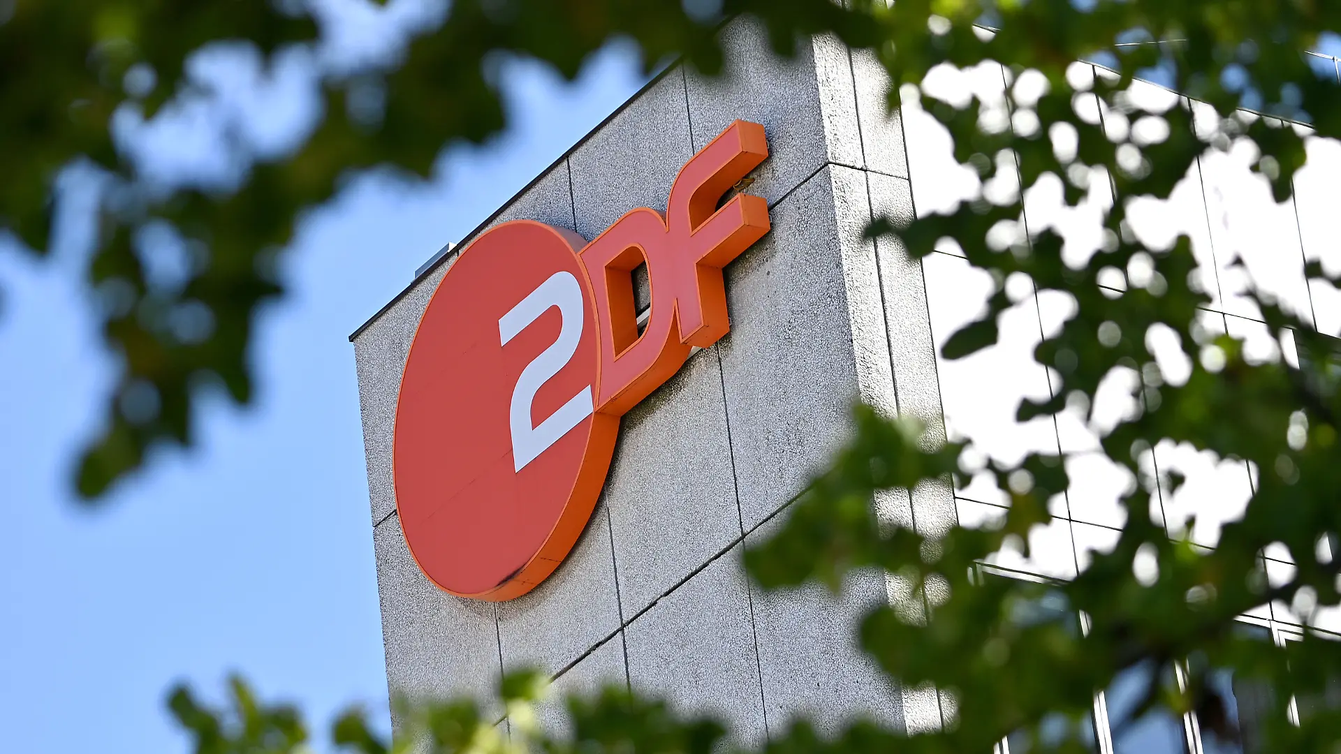 Nach einem Beitrag mit KI-generierten Videos zieht das ZDF Konsequenzen und beruft seine New-York-Korrespondentin ab.