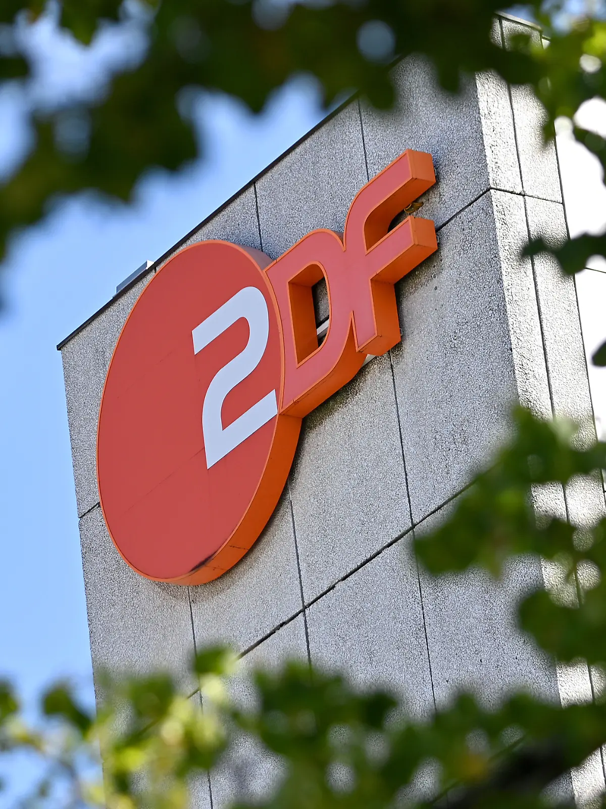 Nach einem Beitrag mit KI-generierten Videos zieht das ZDF Konsequenzen und beruft seine New-York-Korrespondentin ab.