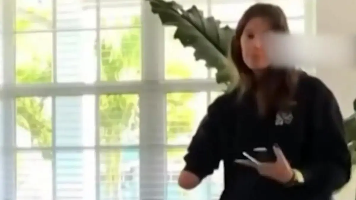 Strafzettel für Handy „in der rechten Hand" – aber genau DIE fehlt der Fahrerin! Absurde Polizeikontrolle