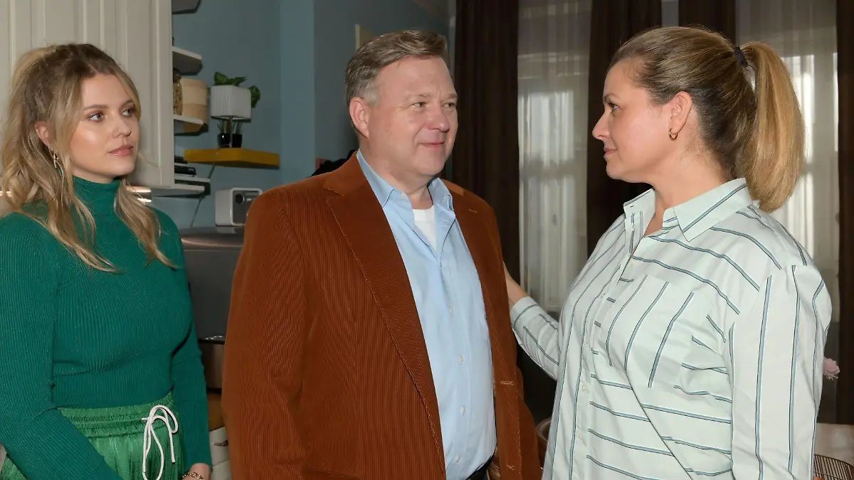 Alicia (Josefin Bressel, l.) ist zuversichtlich, dass Ludger (Andre Mann) und Sabine (Jessica Boehrs) auf dem richtigen Weg sind.