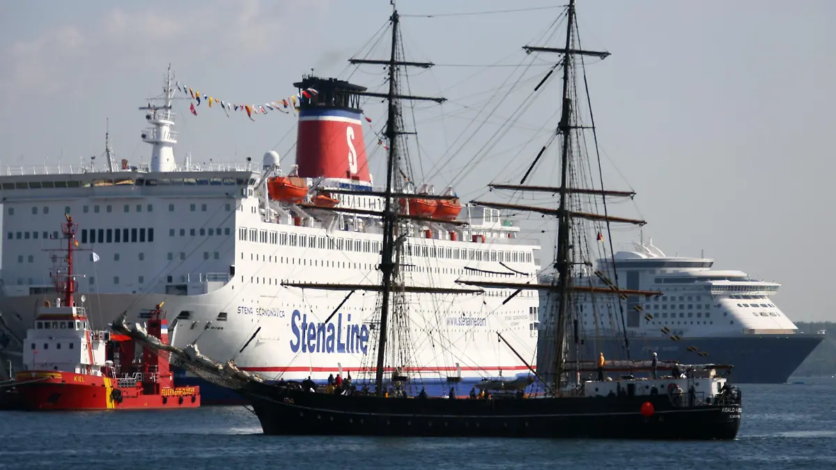 Der Traditionssegler "Roald Amundsen" läuft am Freitag (20.06.2008) vorbei an der Schweden-Fähre "Stena Scandinavica" in Kiel ein, im Hintergrund die Norwegen-Fähre "Color Magic". Am Sonnabend wird die 114. Kieler Woche offiziell eröffnet. Zu dem maritimen Fest rund um die Kieler Förde werden 3,5 Millionen Besucher erwartet. Foto: Carsten Rehder dpa/lno +++(c) dpa - Bildfunk+++