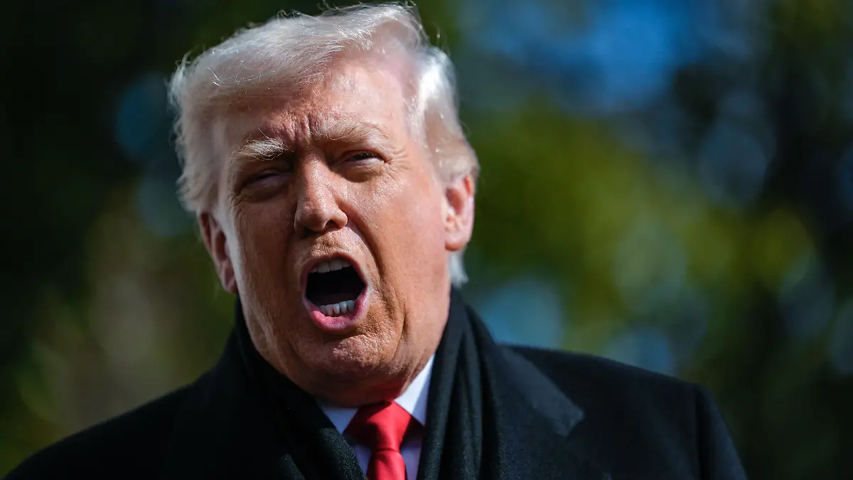 United States President Donald J Trump speaks to members of the media on the South Lawn of the White House in Washington, DC, USA, before boarding Marine One in Washington, DC, US, on Tuesday, January 27, 2026. Trump is heading back to Americas heartland in an attempt to refocus an economic message thats been upstaged by controversy over his deportation policies and the killing of two protesters by federal officers. CAP/MPI/RS ©RS/MPI/Capital Pictures