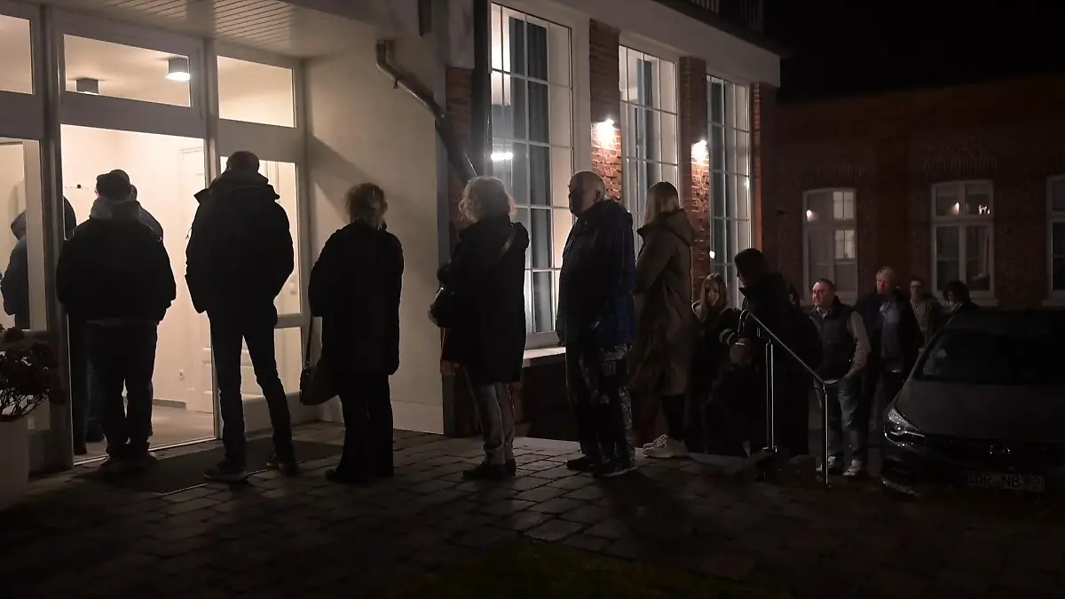 Patientenschlange vor Hautarzt: Was läuft schief? Fachärztemangel im Fokus