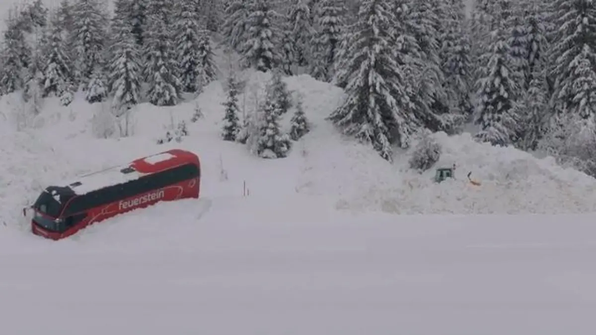Lawine erfasst Reisebus! Schneemassen reißen Touristen von Straße Unglück in Österreich