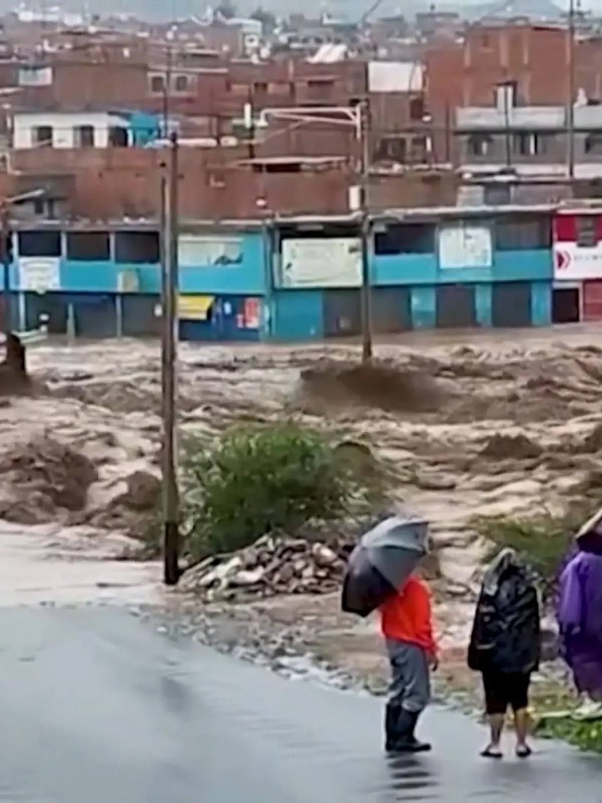Bild zu: "Starkregen reißt Autos mit! Unwetter wütet in Peru – mehrere Tote"