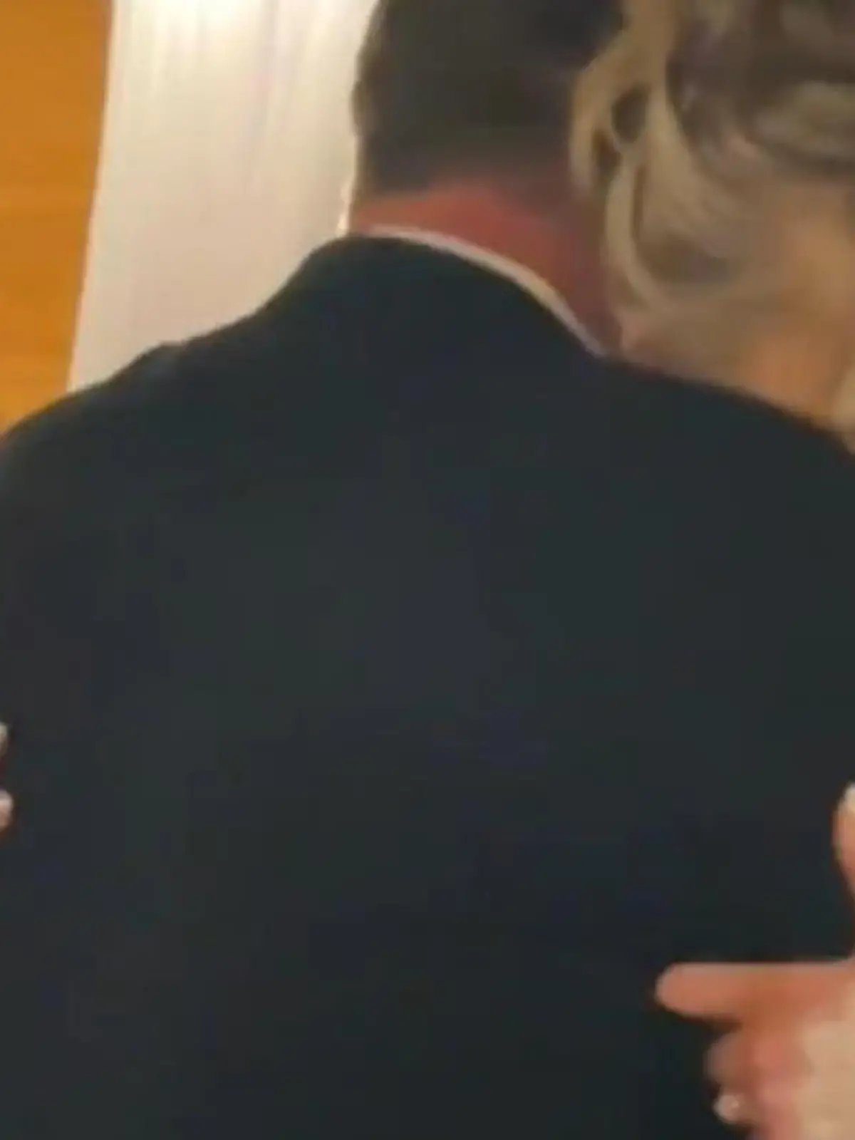 Bild zu: "Vor Vater-Tochter-Tanz! Braut überrascht alle – mit diesen Nachrichten"