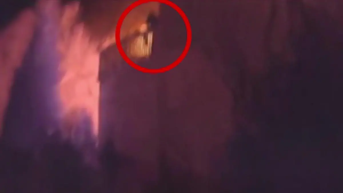 Haus steht in Flammen! Mann steckt im zweiten Stock fest – und springt „Vertrauen Sie uns!“