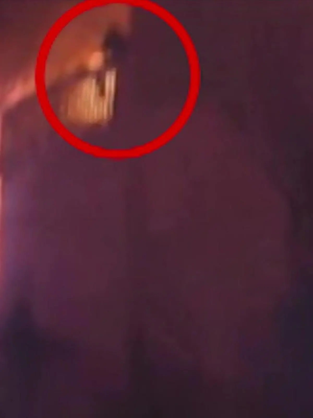 Bild zu: "Haus steht in Flammen! Mann steckt im zweiten Stock fest – und springt"