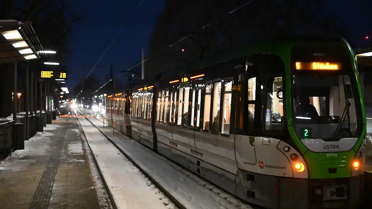 Ein Jugendlicher soll mit einem Messer auf einen Mann eingestochen haben. (Symbolbild)