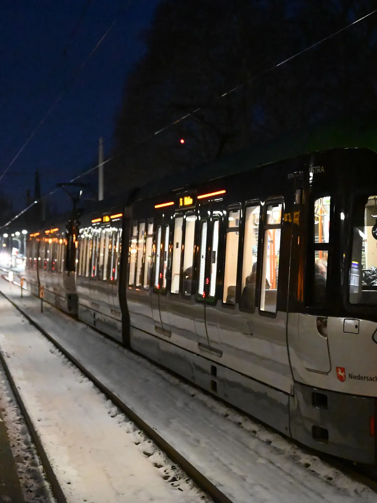 Ein Jugendlicher soll mit einem Messer auf einen Mann eingestochen haben. (Symbolbild)