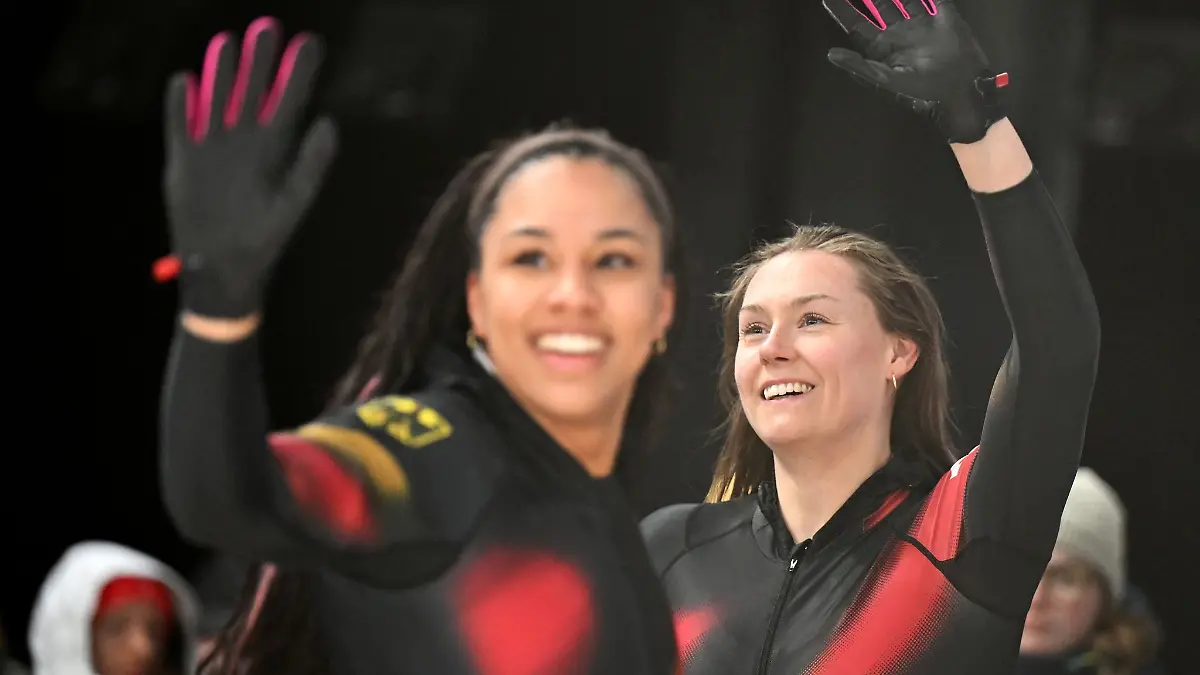 Laura Nolte (Pilotin, r) und Anschieberin Deborah Levi stehen vor ihrem zweiten Olympiasieg im Zweierbob.
