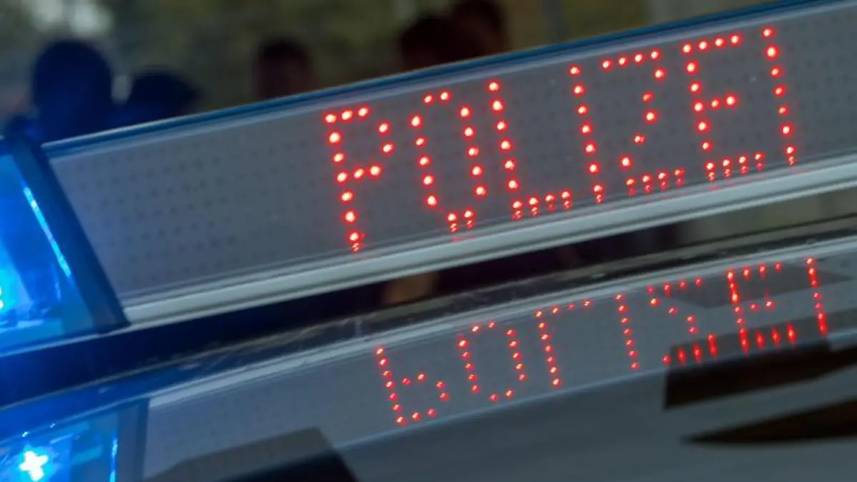 Anzeige auf einem Polizeiauto