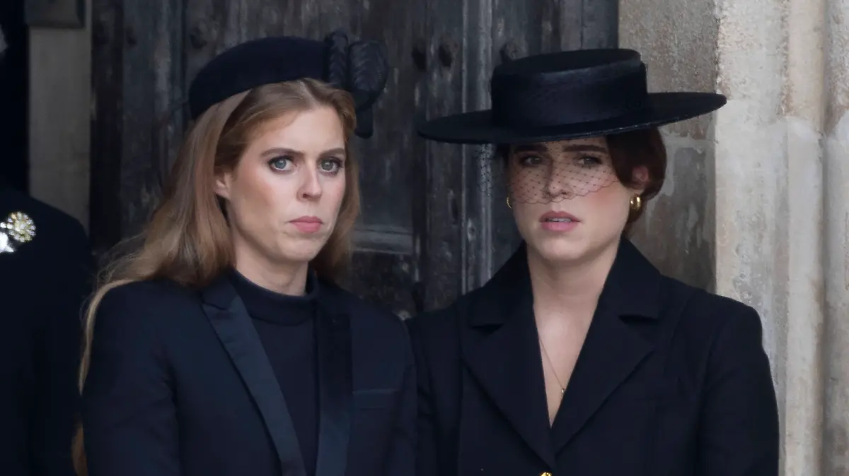 . 19/09/2022. London, United Kingdom. Princess Eugenie and Princess Beatrice at the State Funeral of Queen Elizabeth II at Westminster Abbey in London. PUBLICATIONxINxGERxSUIxAUTxHUNxONLY xStephenxLockx/xi-Imagesx IIM-23782-0230