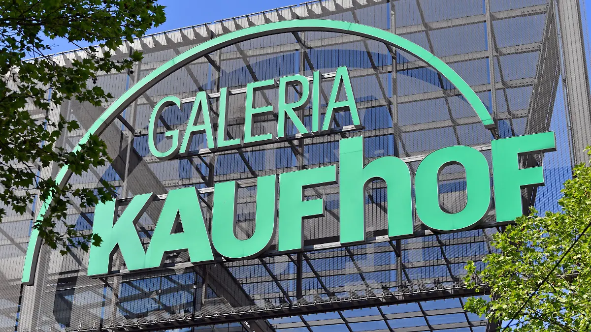 SYMBOLBILD - 19.05.2020, Sachsen, Chemnitz: ARCHIV - Blick auf die Filiale von Galeria Karstadt Kaufhof in Chemnitz. - Der Warenhauskonzern Galeria Karstadt Kaufhof will 62 seiner 172 Filialen schließen. Foto: Hendrik Schmidt/dpa-Zentralbild/dpa +++ dpa-Bildfunk +++