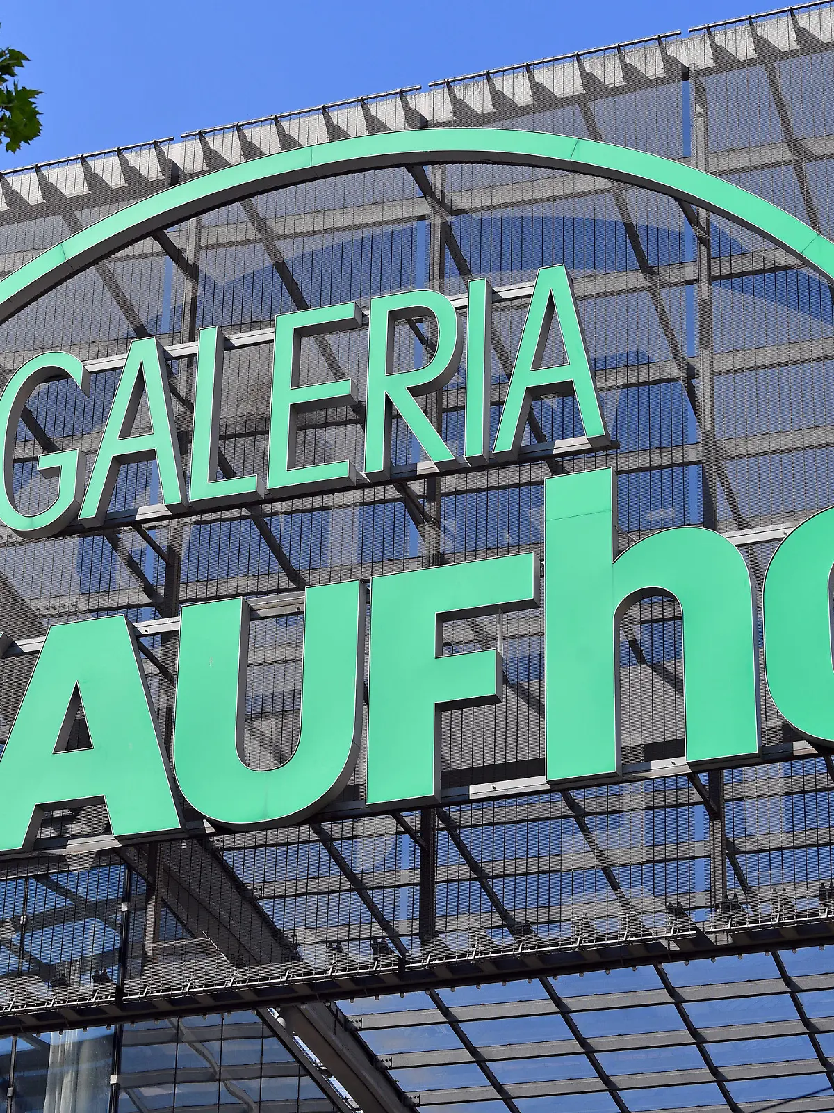 SYMBOLBILD - 19.05.2020, Sachsen, Chemnitz: ARCHIV - Blick auf die Filiale von Galeria Karstadt Kaufhof in Chemnitz. - Der Warenhauskonzern Galeria Karstadt Kaufhof will 62 seiner 172 Filialen schließen. Foto: Hendrik Schmidt/dpa-Zentralbild/dpa +++ dpa-Bildfunk +++