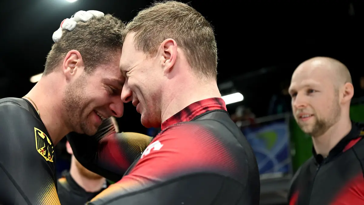 Herzlichen Glückwunsch: Francesco Friedrich gratuliert Johannes Lochner.