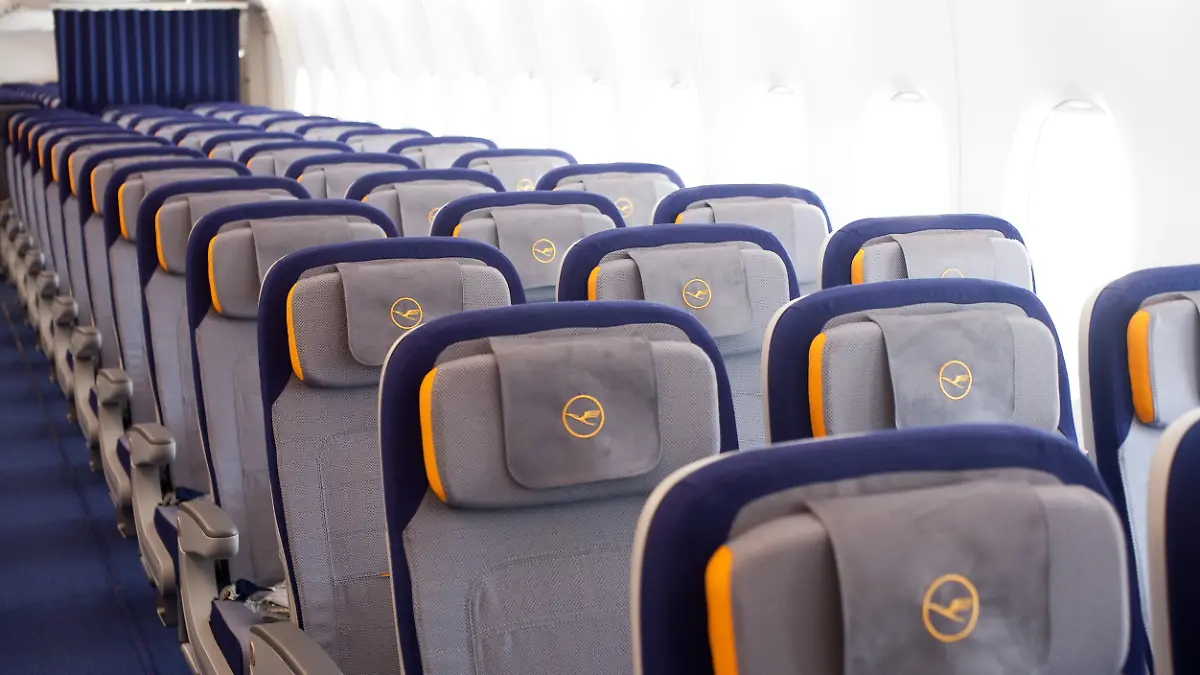 Die Bestuhlung der Economy-Class in einem Airbus A380 von Lufthansa