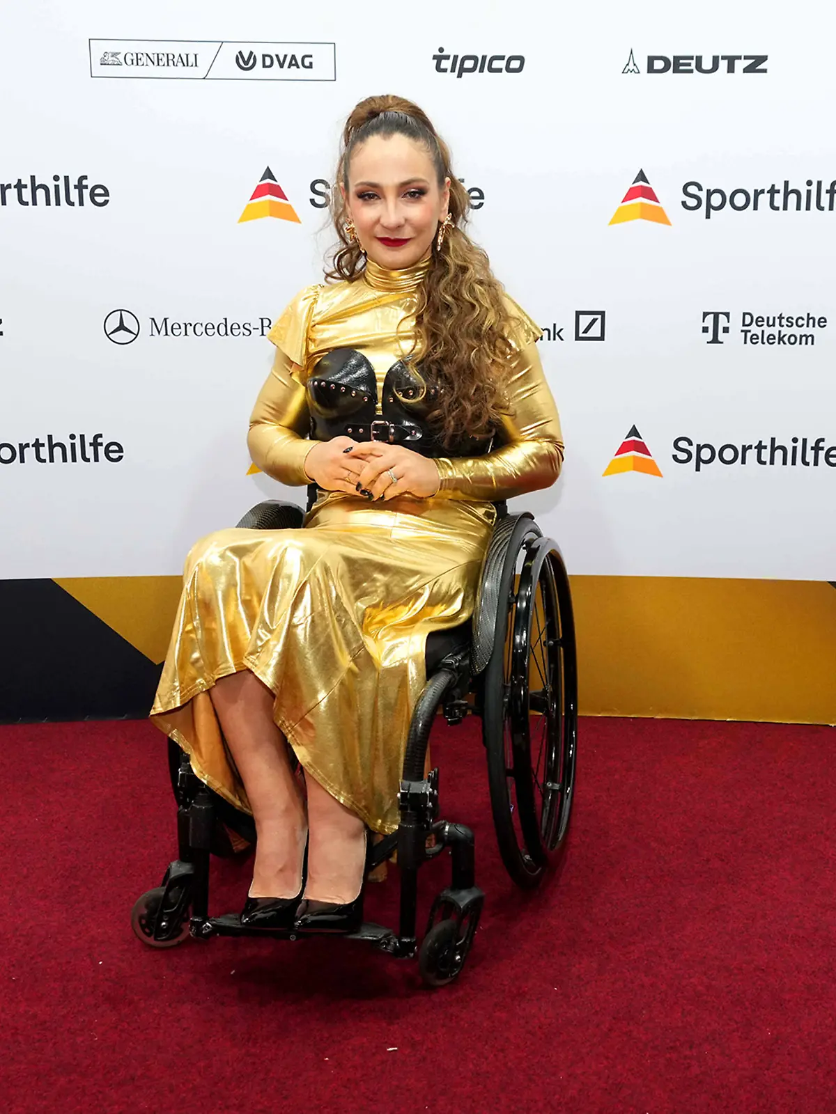 Bild zu: "Gold-Auftritt von Kristina Vogel beim Ball des Sports"